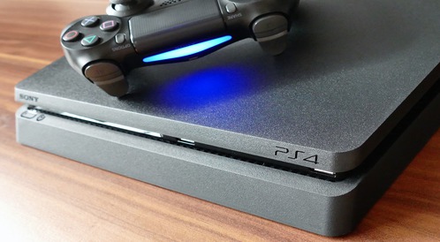 Czy PlayStation 4 to dobry prezent dla nastolatka?